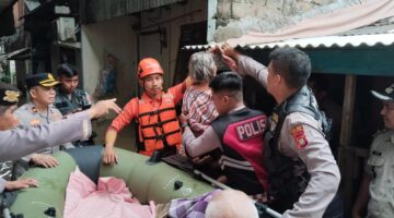 Polisi Evakuasi Lansia Korban Terdampak Banjir di Cengkareng